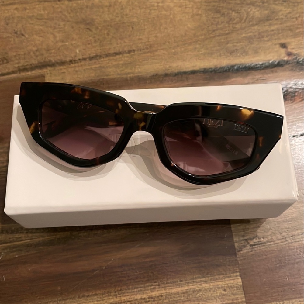 Dezi Eyewear - On Read Classic Tortoise / Brown Gradient